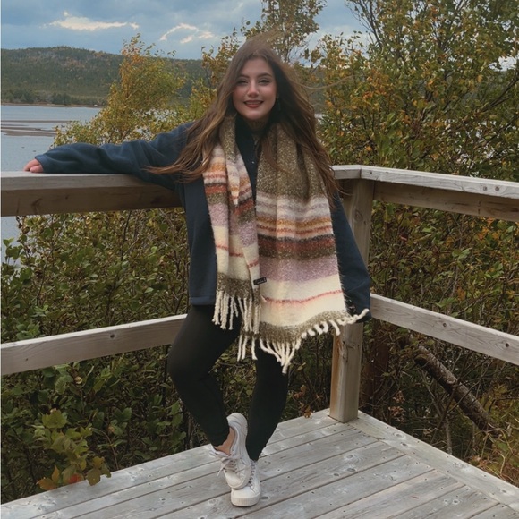 Meet your Posher, Selina - Picture 2 of 2